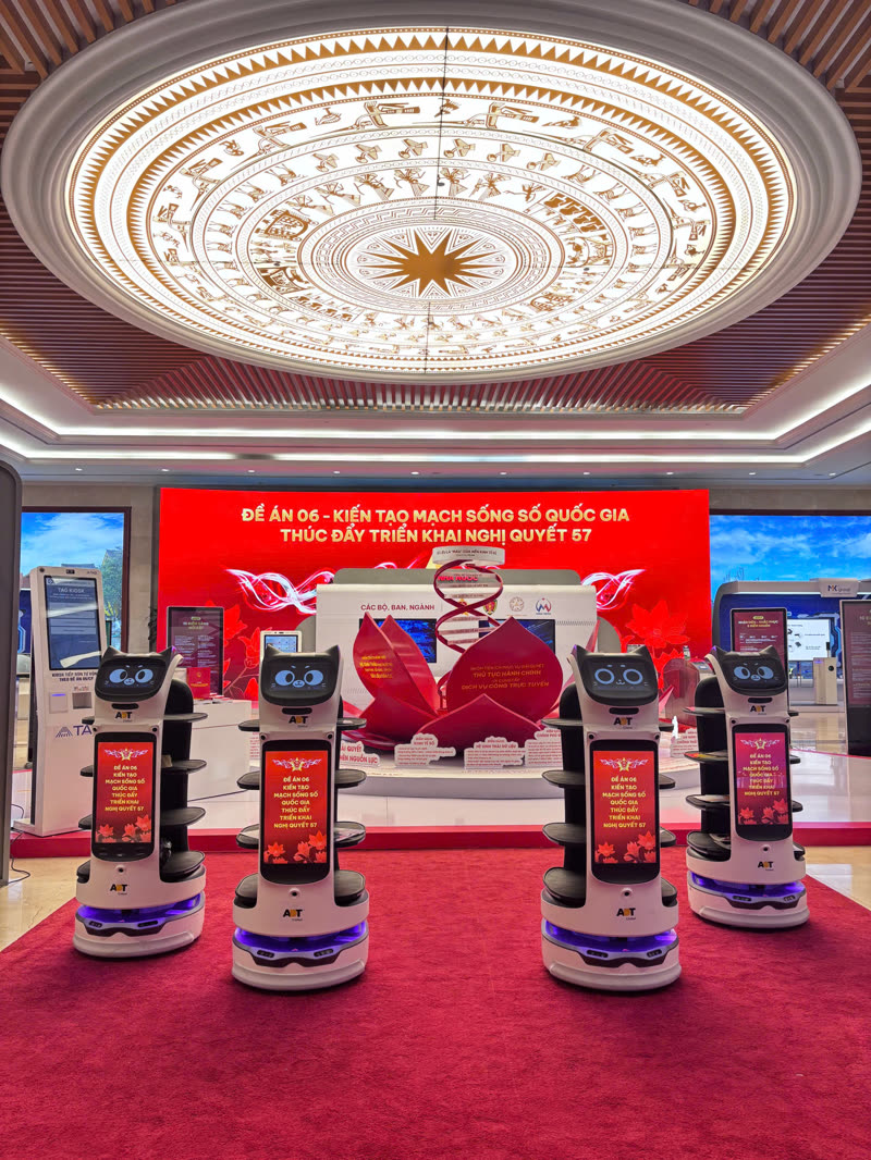Bốn BellaBot Pro tại triển lãm Đề án 06 Văn phòng Chính phủ