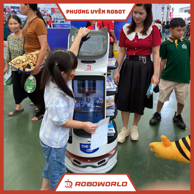 Bé gái tương tác BellaBot Pro
