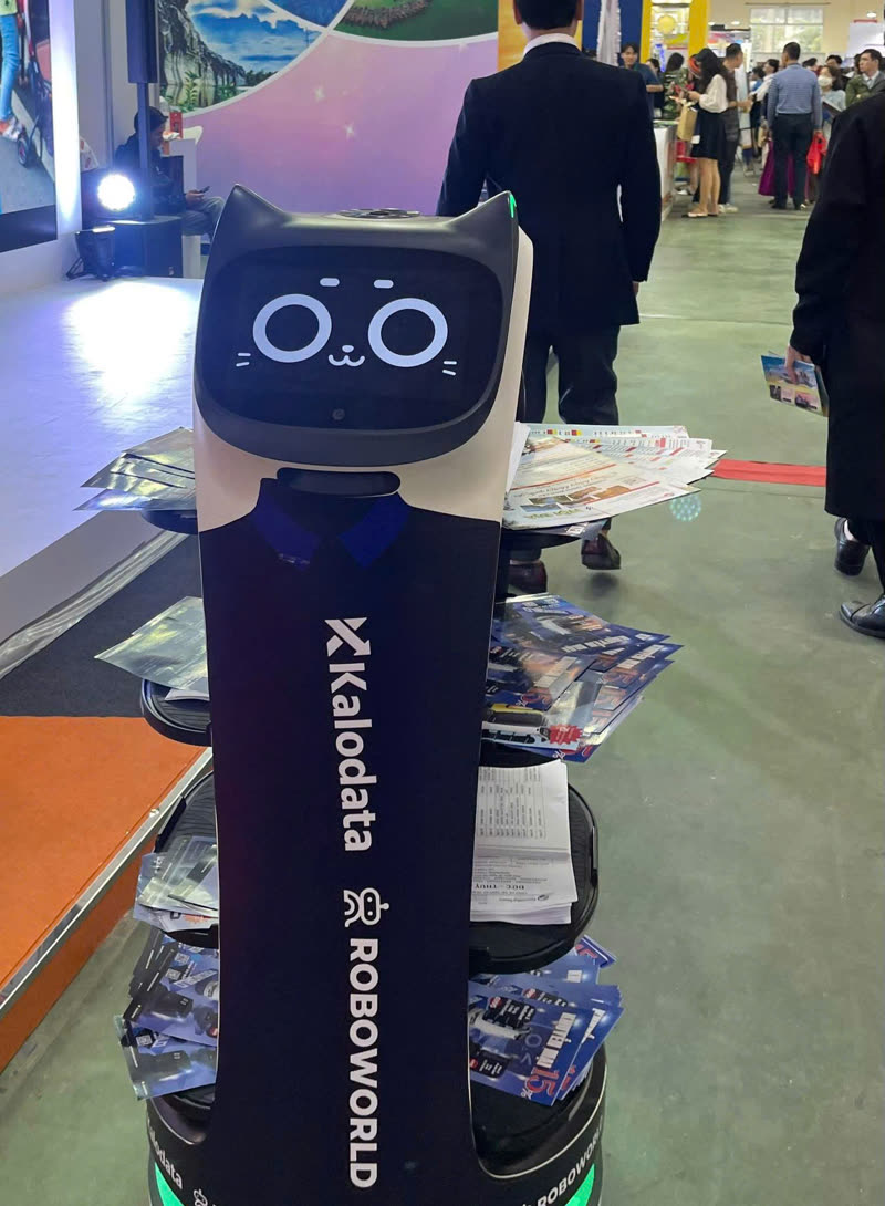 BellaBot Pro phát tờ rơi tại hội chợ VEC