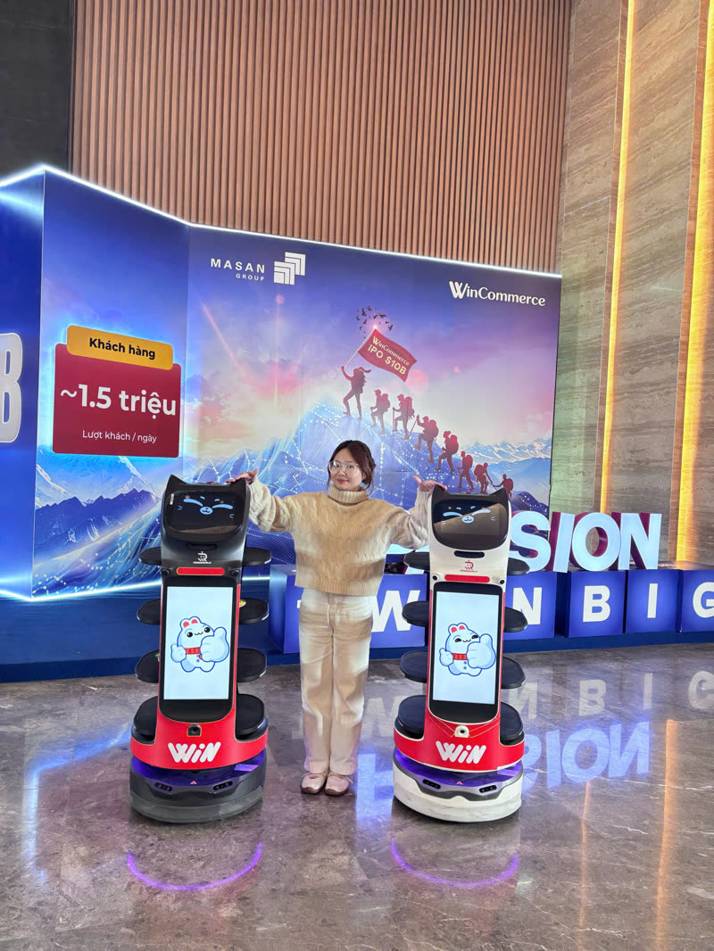 Hai BellaBot Pro tại sự kiện WinCommerce Masan
